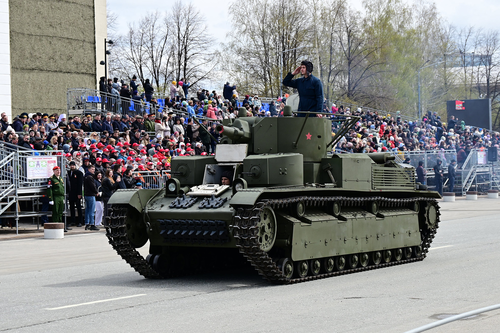 Евгений Куйвашев назвал торжественное шествие военной техники в Верхней  Пышме одним из символов празднования Дня Победы в Свердловской области |  09.05.2024 | Екатеринбург - БезФормата